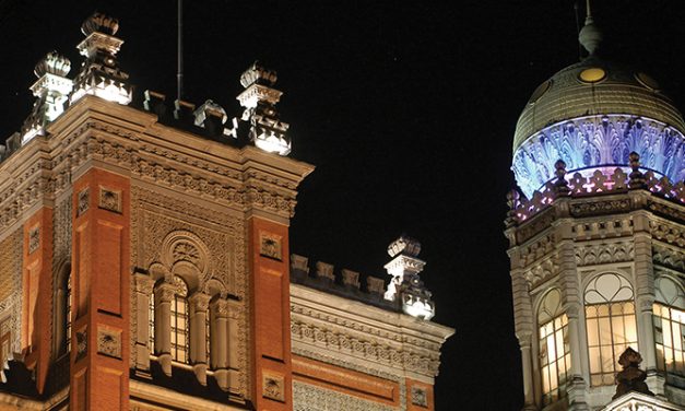 O castelo iluminado na Av. Brasil